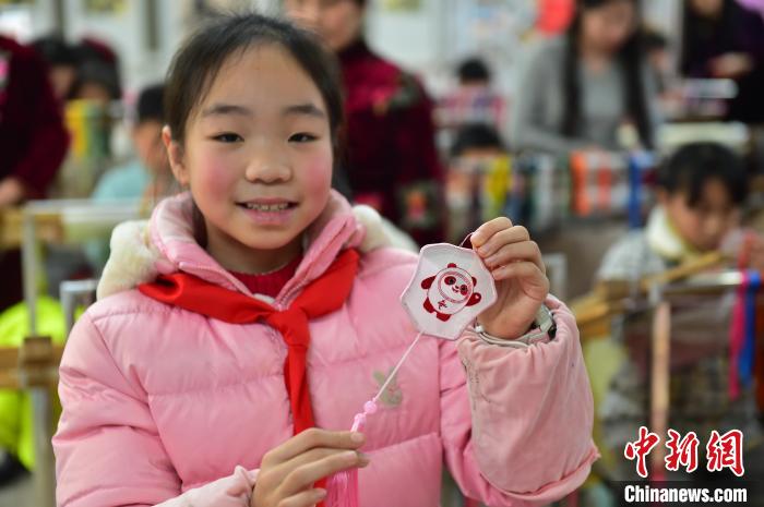 圖為一名小學(xué)生繡制的2022年北京冬奧會(huì)吉祥物“冰墩墩”形象?！∮髟屏?攝