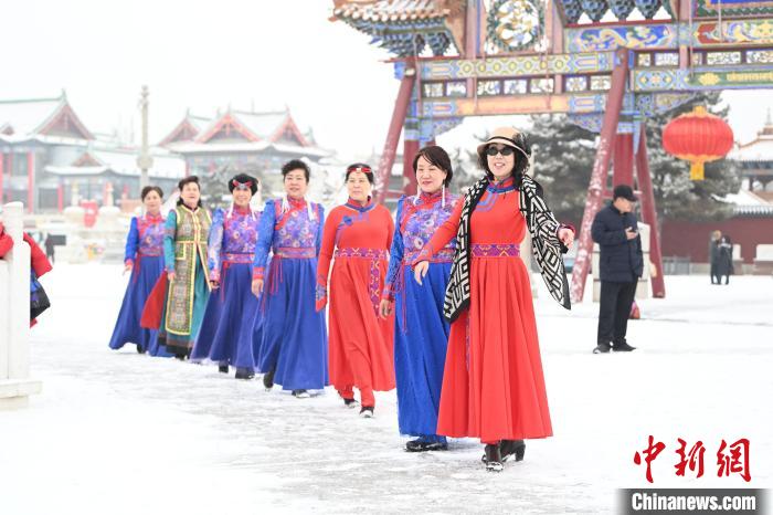 2月13日，老年人在呼和浩特市大召廣場拍照“打卡”?！⑽娜A 攝