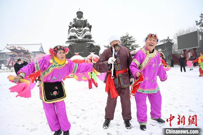 2月13日，秧歌隊在呼和浩特市大召廣場雪中起舞?！⑽娜A 攝