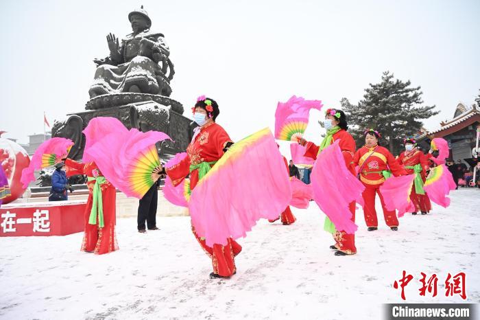 2月13日，秧歌隊在呼和浩特市大召廣場雪中起舞?！⑽娜A 攝