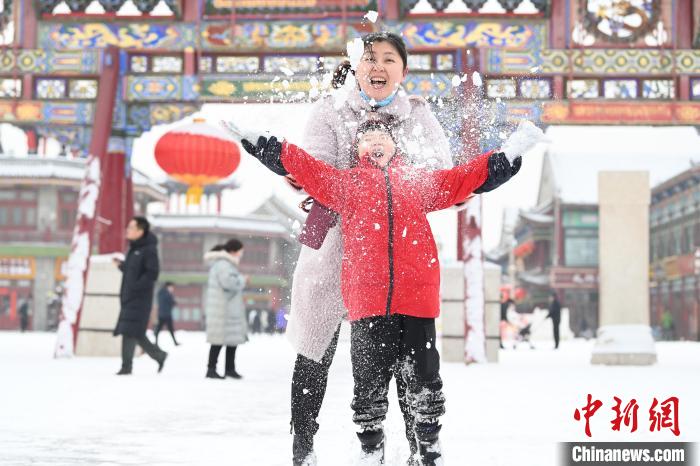 2月13日，家長與小朋友在呼和浩特市大召廣場享雪趣。　劉文華 攝