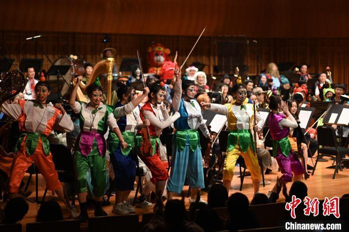 “音樂奇妙夜”西安上演歌者、樂手化身“卡通人”