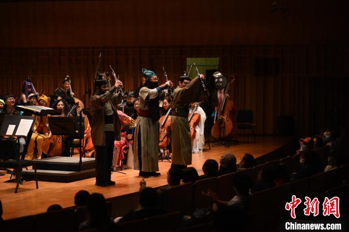 圖為“劉備、關(guān)羽、張飛”亮相音樂會?！∥靼步豁憳穲F供圖
