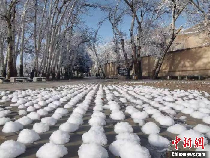 圖為春雪過后的莫高窟美不勝收。　周斌全 攝