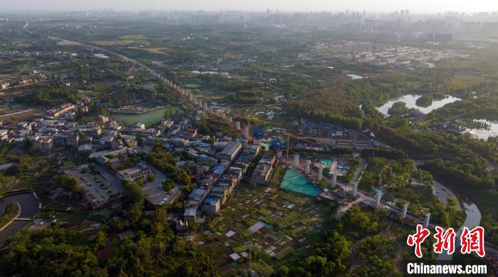 航拍正在建設(shè)中的成都至自貢高速鐵路成都段?！⒅铱?攝