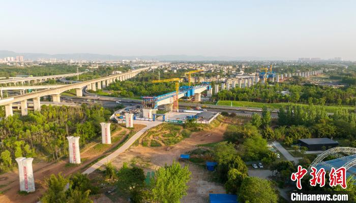 航拍正在建設(shè)的成都至自貢高速鐵路跨成都繞城高速公路連續(xù)梁施工現(xiàn)場(chǎng)。　劉忠俊 攝