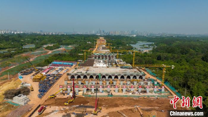 加緊施工建設(shè)的天府站多線橋?！⒅铱?攝