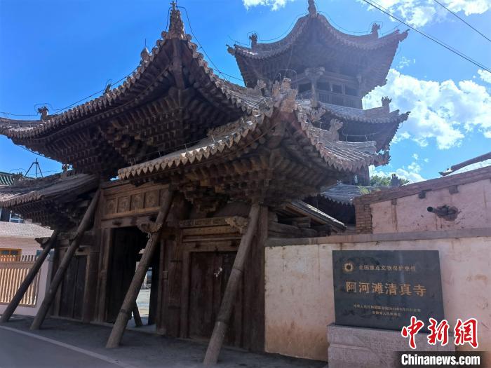 圖為集漢、藏、伊斯蘭風(fēng)格于一體的700年歷史的全國(guó)重點(diǎn)保護(hù)文物——阿河灘清真寺?！埡ｖ?攝