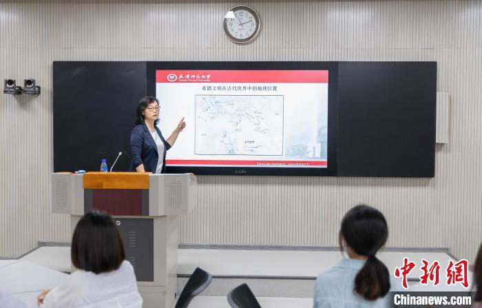天津師范大學(xué)跨文化與世界文學(xué)研究院院長(zhǎng)、教授郝嵐正在為同學(xué)們上課?！⊥踉谟?攝