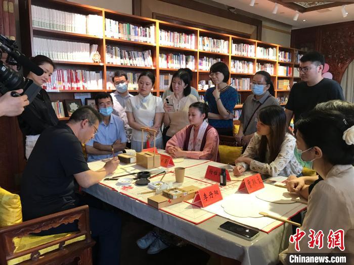 9月14日，“月動(dòng)臨秋扇”中華傳統(tǒng)文化沉浸式體驗(yàn)活動(dòng)在北京紀(jì)曉嵐故居舉辦。 陳建新 攝 陳建新 攝