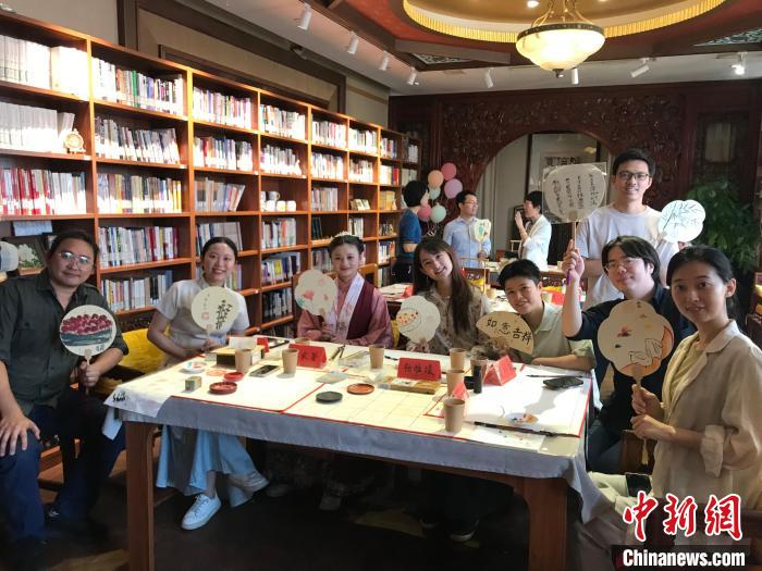 9月14日，“月動(dòng)臨秋扇”中華傳統(tǒng)文化沉浸式體驗(yàn)活動(dòng)在北京紀(jì)曉嵐故居舉辦。陳建新 攝 陳建新 攝