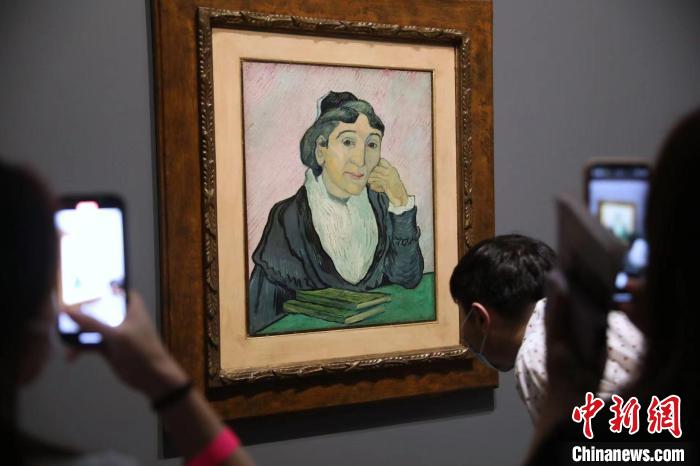 觀眾欣賞梵高畫作《阿爾勒婦女(吉努夫人肖像)》?！埡鄠?攝