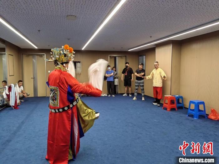 “天下第一團(tuán)”正在進(jìn)行練習(xí)。　昆山市文體廣電和旅游局供圖