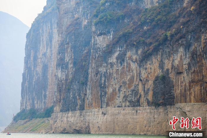 圖為瞿塘峽兩岸壯麗景致?！×簹J卿 攝