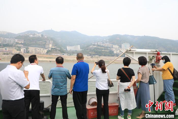 重慶市政協(xié)“同心聚力巴渝行”主題采訪團(tuán)15日走進(jìn)奉節(jié)，了解當(dāng)?shù)卣f(xié)委員護(hù)江成效?！×簹J卿 攝