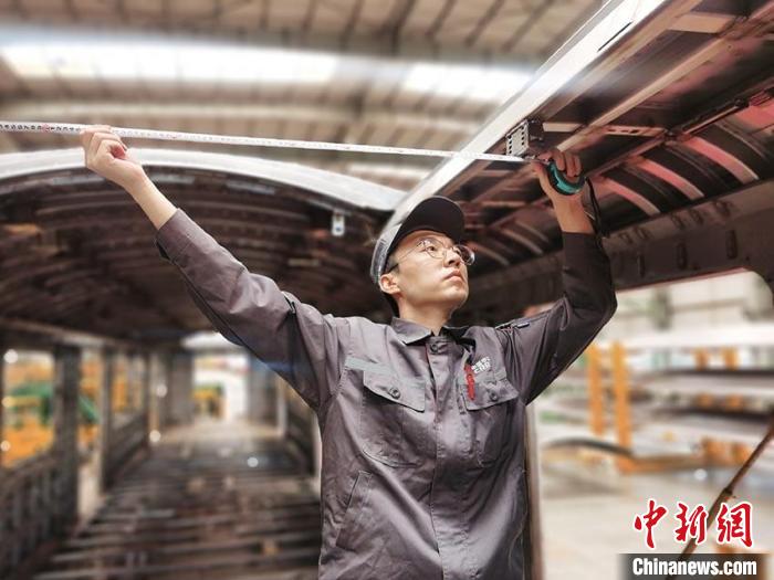 王漢卿在安裝車頂二次骨架吊?！∈茉L者供圖