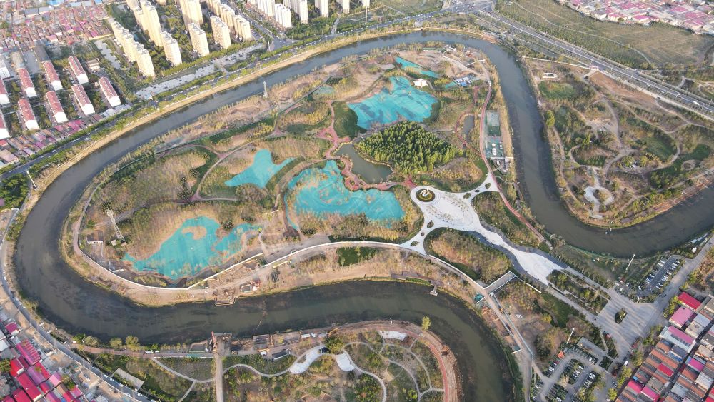 　圖為4月30日拍攝的河北滄州市區(qū)的大運(yùn)河“Ω”形河道。新華社發(fā)(傅新春 攝)