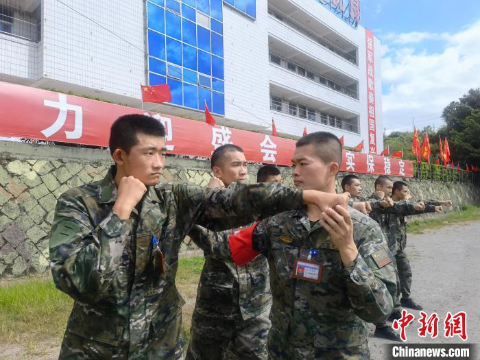 新兵尤云龍(左)不斷向一名合格軍人蛻變?！￡愴?攝