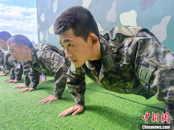 尤云龍正在和戰(zhàn)友進(jìn)行體能訓(xùn)練?！×志杆?攝