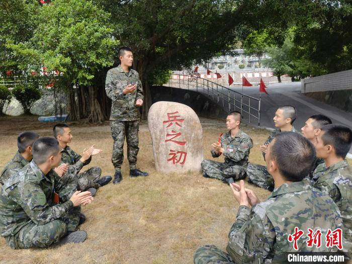 尤云龍為戰(zhàn)友講述父輩保家衛(wèi)國的故事?！＄姛樋?攝