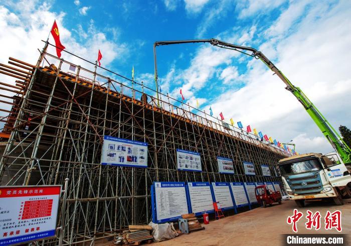 圖為渝昆高鐵云南段境內(nèi)首座大橋連續(xù)梁混凝土澆筑施工現(xiàn)場?！『螀矽i 攝