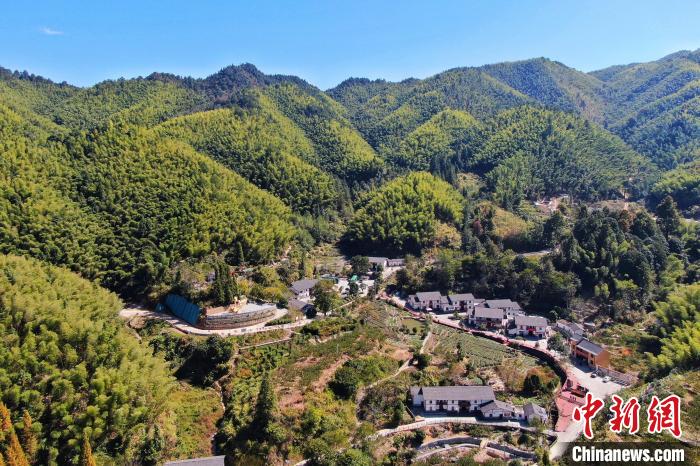 航拍江西井岡山市神山村，青山環(huán)繞，風景秀美?！⒘?攝