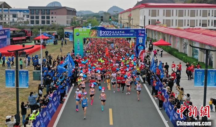 2022年龍虎山半程馬拉松鳴槍開跑?！⒅剧?攝