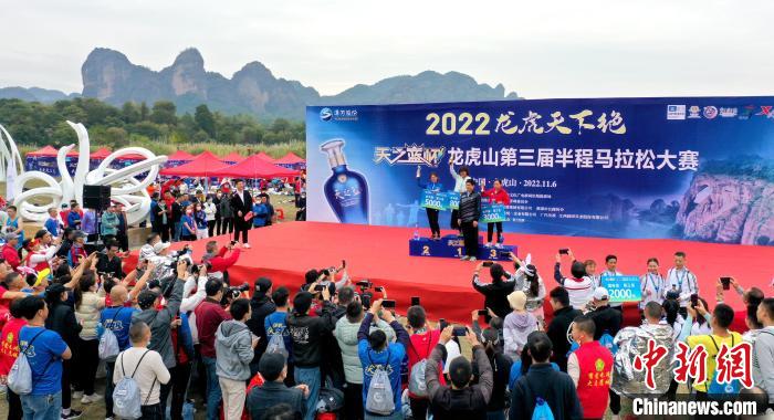 2022年龍虎山半程馬拉松鳴槍開跑?！⒅剧?攝