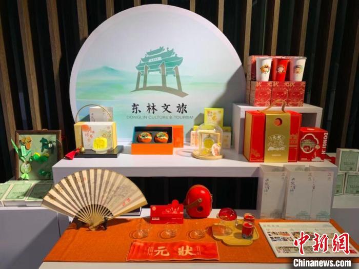 發(fā)展論壇現(xiàn)場(chǎng)展出的無(wú)錫城市文創(chuàng)作品?！O權(quán) 攝