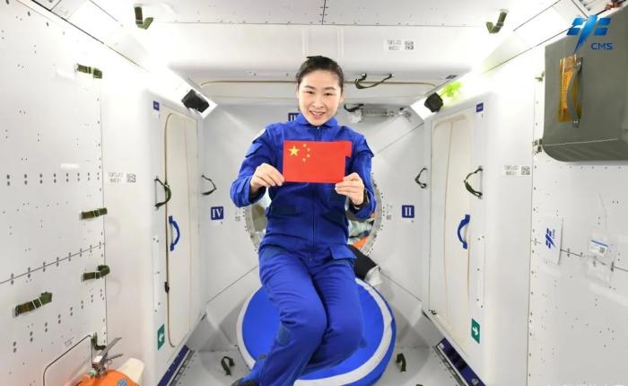 航天員劉洋背后是問天實(shí)驗(yàn)艙睡眠區(qū)。圖片來(lái)源：中國(guó)載人航天工程辦公室官方微信