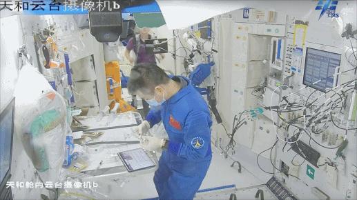 開展水樣微生物檢測(cè)。圖片來(lái)源：中國(guó)載人航天工程辦公室官方微信