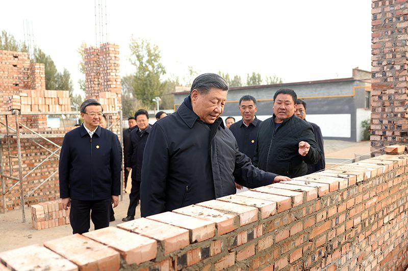2023年11月10日，習(xí)近平總書記在河北保定涿州市刁窩鎮(zhèn)萬(wàn)全莊村房屋重建施工現(xiàn)場(chǎng)考察。