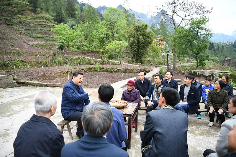 2019年4月15日，習(xí)近平總書記在重慶石柱土家族自治縣中益鄉(xiāng)華溪村同村民代表、基層干部、扶貧干部、鄉(xiāng)村醫(yī)生等圍坐在一起，共話脫貧攻堅(jiān)。
