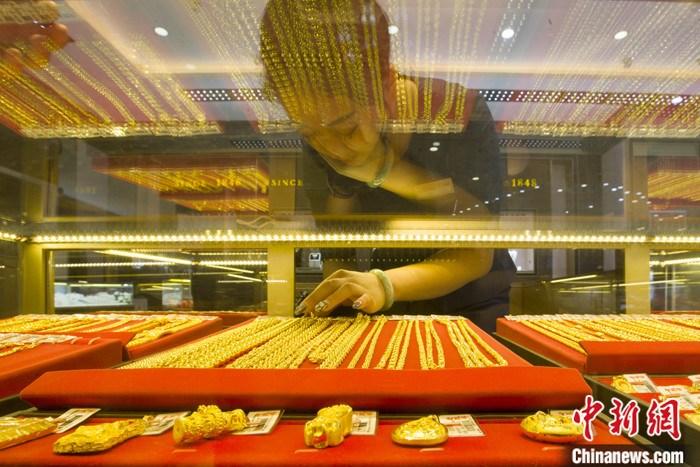 山西省太原市，一商場(chǎng)工作人員整理黃金飾品。