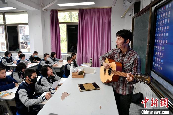 圖為3月16日，張家豪在福建福州延安中學(xué)教學(xué)。 <a target='_blank' href='/'><p  align=