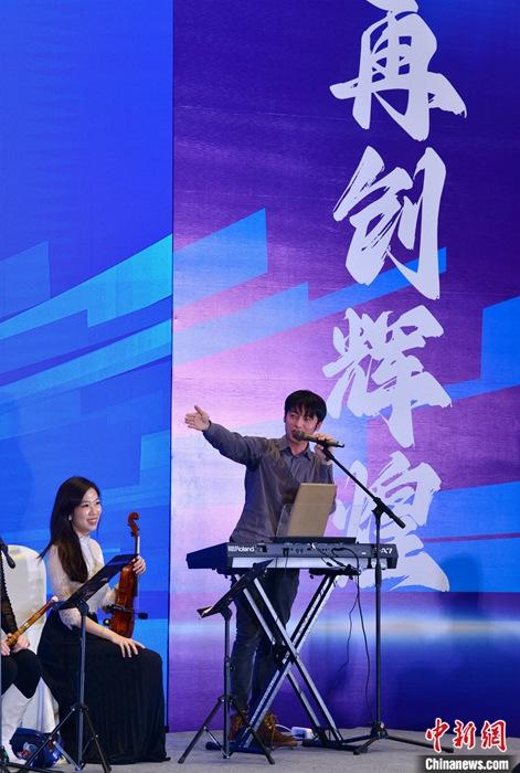 圖為3月9日，福建福州，張家豪(右)與林佳臻在臺上演出。 <a target='_blank' href='/'><p  align=