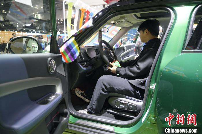 圖為觀眾在展會試駕車輛?！⑿?攝