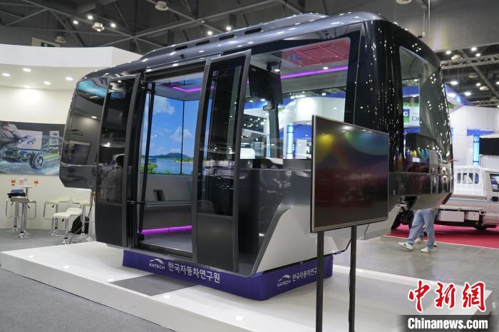 圖為展會上展示的無人駕駛移動出行工具?！⑿?攝