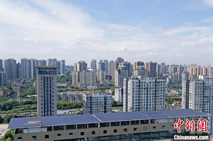 圖為輝騰能源在重慶市九龍坡區(qū)留學(xué)生創(chuàng)業(yè)園屋頂建設(shè)的光伏發(fā)電示范項(xiàng)目?！∈茉L企業(yè)供圖