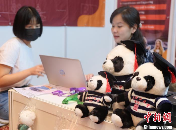 北京理工大學(xué)帶來(lái)可愛(ài)熊貓玩偶，頗為吸睛 陳悅 攝
