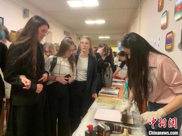 4月21日，莫斯科國立語言大學(xué)孔子學(xué)院附屬中學(xué)舉辦“國際中文日”活動，學(xué)生們體驗雕版印刷。　莫斯科國立語言大學(xué)孔子學(xué)院 供圖