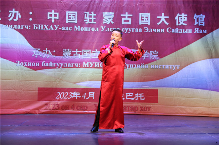 一等獎選手賀希格中學(xué)的包勒爾德表演貫口《玲瓏塔》。蒙古國立大學(xué)孔子學(xué)院供圖