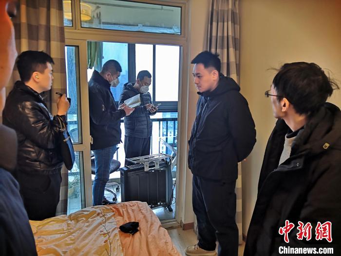 丹東市公安局民警抓捕犯罪嫌疑人，在其家中進(jìn)行搜查?！〉|市公安局供圖