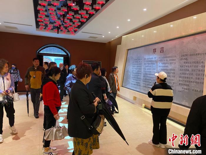 中共中央統(tǒng)戰(zhàn)部舊址里參觀者絡(luò)繹不絕?！±顣詡?攝