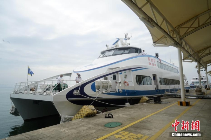 5月3日，“新捷安”輪載著157名乘客從廈門啟航前往金門，這是“新捷安”輪入列廈金航線后的首個航班。廈門海事局執(zhí)法人員對船舶進行了全面的開航前檢查，確保首航安全?！靶陆莅病陛喛傞L43米、船寬10.5米、型深3.61米，載客量350人，是現(xiàn)有廈金客運航線參營客船中載客定額最大的雙體穿浪高速客船，用以替換原有的“捷安”輪。福建海事 供圖