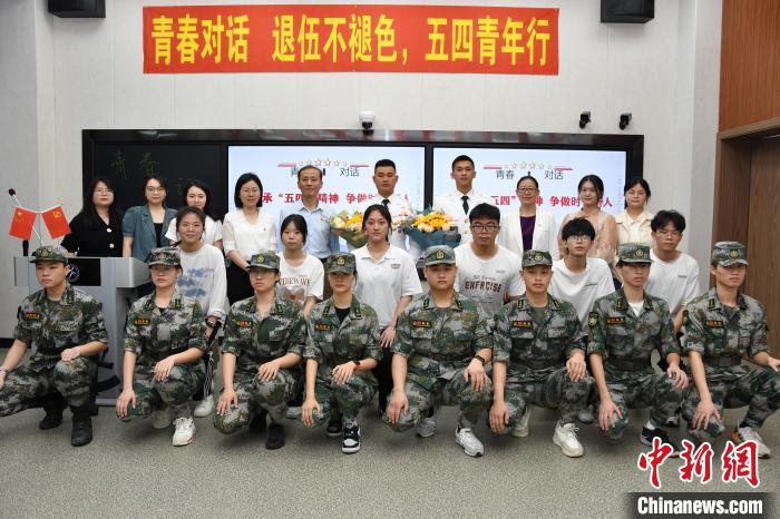 受邀功臣同師生代表合影。　漳州市退役軍人事務(wù)局供圖