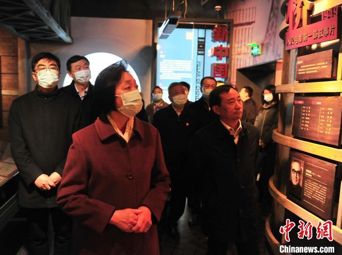 臺盟中央主席蘇輝近日率調(diào)研組赴吉林開展重點考察調(diào)研。圖為在長影舊址博物館考察吉林特色文化產(chǎn)業(yè)發(fā)展?！「啐埌?攝