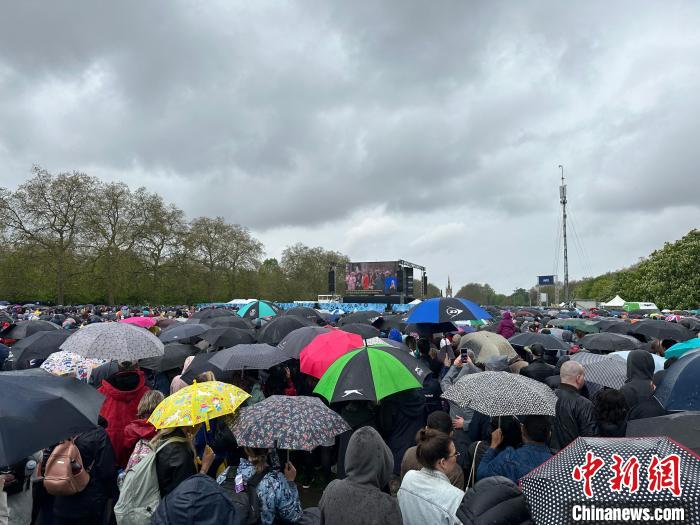 當(dāng)?shù)貢r(shí)間5月6日，英國(guó)國(guó)王查爾斯三世的加冕儀式舉行。民眾雨中觀看儀式?！W陽(yáng)開宇 攝