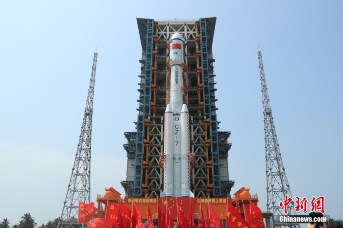 圖為轉(zhuǎn)運現(xiàn)場。攝影 邱立軍 黃國暢