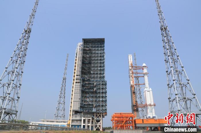 北京時間5月7日，天舟六號貨運飛船與長征七號遙七運載火箭組合體垂直轉(zhuǎn)運至發(fā)射區(qū)?！∏窳④?黃國暢 攝